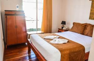 Postel nebo postele na pokoji v ubytování HOSTAL DEL RÍO