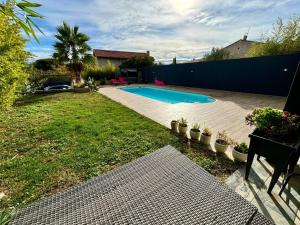 a backyard with a swimming pool in a yard at Studio privé attenant Villa Piscine in Marseille