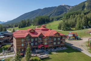 eine Luftansicht eines großen Gebäudes mit rotem Dach in der Unterkunft Cornerstone Lodge by StayIn in Fernie