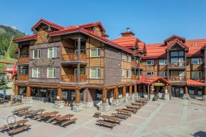 ein großes Gebäude mit Bänken davor in der Unterkunft Cornerstone Lodge by StayIn in Fernie