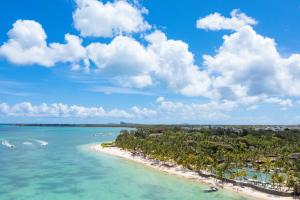 een luchtzicht op een strand in de oceaan bij Modern Apt - Direct Pool Access - Beaches 2 min in Mont Choisy