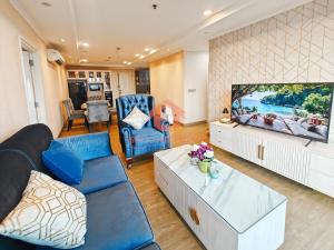TV a/nebo společenská místnost v ubytování Luxury 3BR MOI Apt with Pool Wi-Fi Netflix by 2ndHome