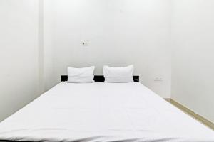 Postel nebo postele na pokoji v ubytování Hotel O Shri Krishna Banquet Hall + 29 fotografií