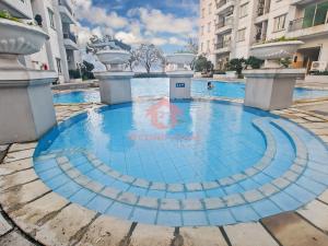 Bazén v ubytování Luxury 3BR MOI Apt with Pool Wi-Fi Netflix by 2ndHome nebo v jeho okolí