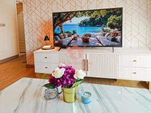 TV a/nebo společenská místnost v ubytování Luxury 3BR MOI Apt with Pool Wi-Fi Netflix by 2ndHome