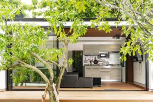Η κουζίνα ή μικρή κουζίνα στο The Lodge Bangkok Poolvilla