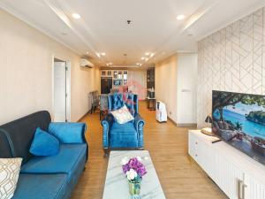 TV a/nebo společenská místnost v ubytování Luxury 3BR MOI Apt with Pool Wi-Fi Netflix by 2ndHome