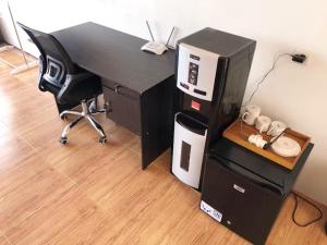 a black desk with a computer on top of it at Mamat Top Homestay in Huu