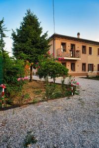 ein Gebäude mit einem Zaun und Blumen davor in der Unterkunft Free Parking Ap1 Romantic Garden Venice in Zelo