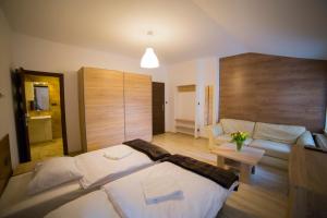 Łóżko lub łóżka w pokoju w obiekcie OperaHostel