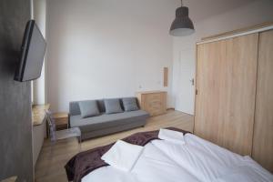 Łóżko lub łóżka w pokoju w obiekcie OperaHostel