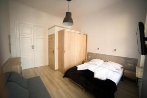 Łóżko lub łóżka w pokoju w obiekcie OperaHostel