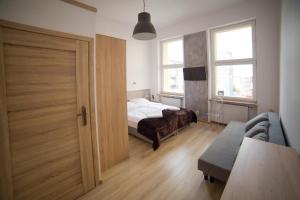 Łóżko lub łóżka w pokoju w obiekcie OperaHostel