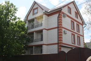 un gran edificio de ladrillo con planta Aveth en Apartments Galactika, en Uralsk