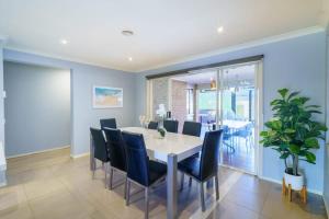 Χώρος καθιστικού στο Modern 4BR Family Home in Tarneit Spacious Retreat
