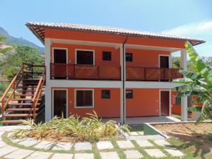 una casa con una escalera delante de ella en Ancoradouro Flats en Ilha Grande