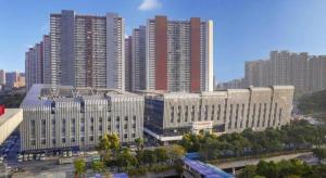 深圳Vienna International Hotel Shenzhen North Station Branch的一座高楼城市中的白色大建筑