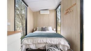 Postel nebo postele na pokoji v ubytování Cathedral Views by Tiny Away