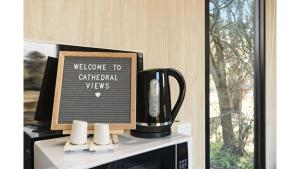 Příslušenství pro přípravu čaje a kávy v ubytování Cathedral Views by Tiny Away + 11 fotografií