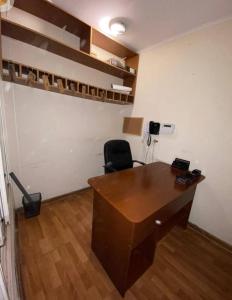 Una televisión o centro de entretenimiento en Lodge Atacama Hostal