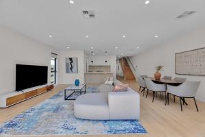 Μια τηλεόραση ή/και κέντρο ψυχαγωγίας στο 4BR Brand new Townhouse in Ashburton Shopping Golf