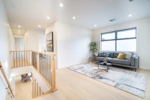 Χώρος καθιστικού στο 4BR Brand new Townhouse in Ashburton Shopping Golf