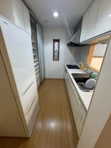 مطبخ أو مطبخ صغير في 5 Minutes Train to Haneda Airport 2 Bedrooms 5 Beds Fully Equipped 2 Story Private House