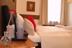 Posteľ alebo postele v izbe v ubytovaní Romantic Centrum Apartman