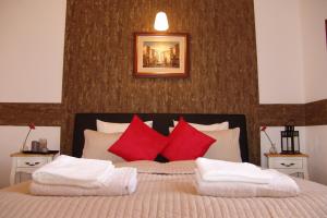 Postel nebo postele na pokoji v ubytování Romantic Centrum Apartman