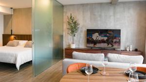 Ένα ή περισσότερα κρεβάτια σε δωμάτιο στο Zen Urbano View of the Irazu Volcano con Jacuzzi and AC