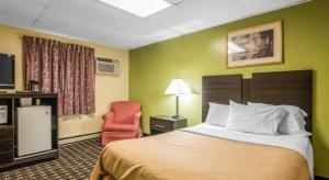 Postel nebo postele na pokoji v ubytování Rodeway Inn