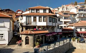 een groep gebouwen in een stad met een straat bij Apartments Via Sakra in Ohrid