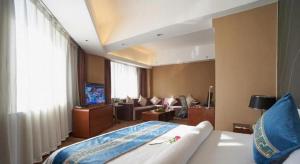 ein Schlafzimmer mit großem Bett und ein Wohnzimmer in der Unterkunft Metropolo Hotel Shijiazhuang Yuhua Wanda Plaza in Shijiazhuang