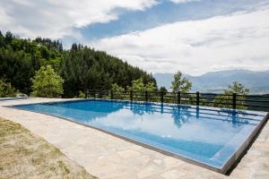 Bazén v ubytování Hotel Leshten nebo v jeho okolí