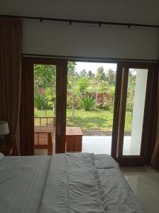 Postel nebo postele na pokoji v ubytování Nêst Guesthouse Tetebatu + 30 fotografií