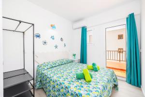 sypialnia z łóżkiem z zielonymi poduszkami i lustrem w obiekcie Gran Sol Family 6 w mieście Felanitx +28 zdjęć