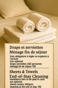 ein Flyer mit zwei gerollten Handtüchern auf einem Bett in der Unterkunft Maison Familiale avec Piscine Privée, plage à pied, Frais Obligatoires à régler à l'arrivée, Linge 15e par pers & Ménage 70e par séjour voir profil Mandatory fees in cash to be paid on arrival linen 15e per person 70e housekeeping per stay in Sainte-Maxime