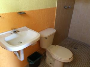 Koupelna v ubytování Hotel Las Salinas