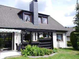 ein Haus mit schwarzem Dach und Fenstern in der Unterkunft Ferienwohnung Wiskow in Goslar in Goslar