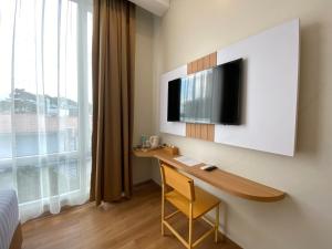 TV a/nebo společenská místnost v ubytování Garuda Hotel By Calandra