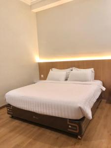 Postel nebo postele na pokoji v ubytování Garuda Hotel By Calandra