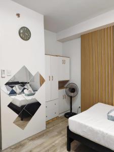 Η κουζίνα ή μικρή κουζίνα στο Jhady's Suites at Mesavirre Garden Residences +5 φωτογραφίες