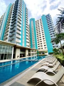 Πισίνα στο ή κοντά στο Jhady's Suites at Mesavirre Garden Residences