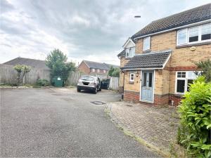 Gallery image of Semi-Detached Ashford home with en-suite and spacious driveway in Ashford