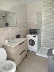 y baño con lavamanos y lavadora. en Casa LA PEPA, en Chiclana de la Frontera