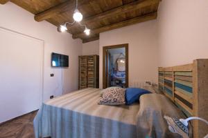 a bedroom with a large bed in a room at Parco dei Templi in Agrigento