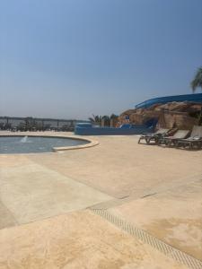 Azur Premium Climatisé 4 étoiles au camping la presqu'île du Barcarés vue imprenable内部或周边的泳池