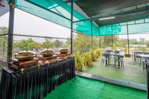 Restoran või mõni muu söögikoht majutusasutuses Treebo Riwaayat Regency