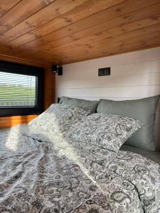 Postel nebo postele na pokoji v ubytování Au sentier de Verlaine - Tiny House à Paliseul