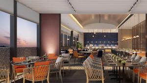 广州Arthur Hotel Baiyun Guangzhou的有桌椅的餐厅